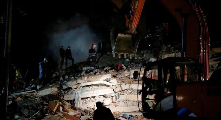 Família é resgatada após 12 de terremos na Turquia (Foto: Reprodução - CNH) Família é resgatada após 12 de terremos na Turquia (Foto: Reprodução - CNH)