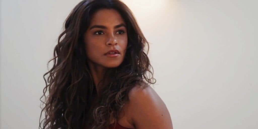 Travessia - Após fazer papel de trouxa, Brisa fica uma fera ao ficar frente a frente com Oto: "Não me trisca"