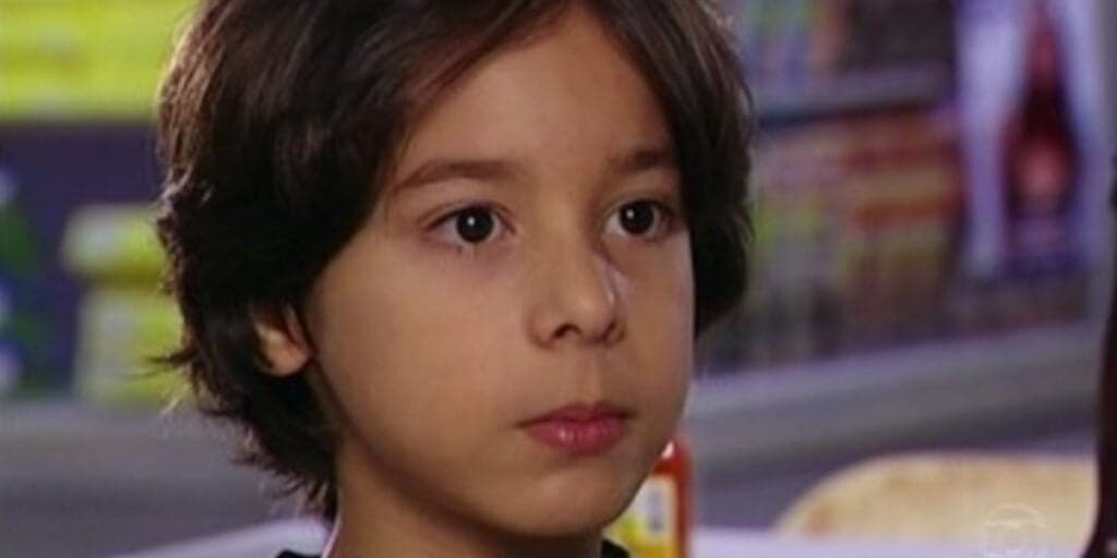 Crescido, fazendo curso comum e recusando novelas: assim está o ator mirim de Celebridades nos dias de hoje