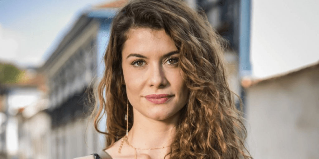 Discreta, musa da Globo, Alinne Moraes vive relação com pessoa de 54 anos que escolheu amar