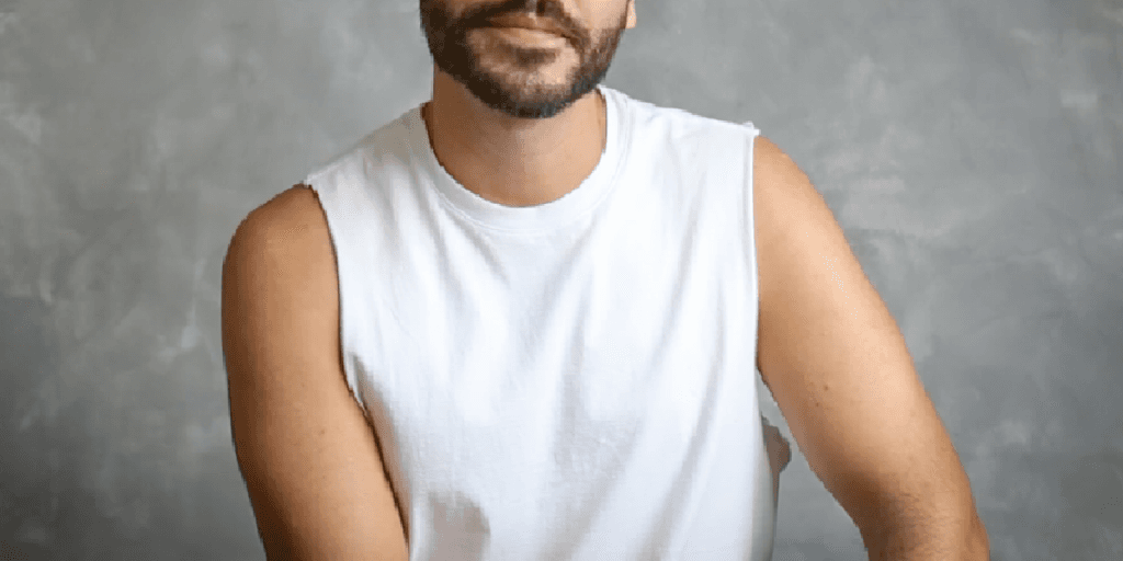 Ator brasileiro, de 34 anos, revela viver com HIV e como recebeu diagnóstico de doença: "Mexeu comigo"