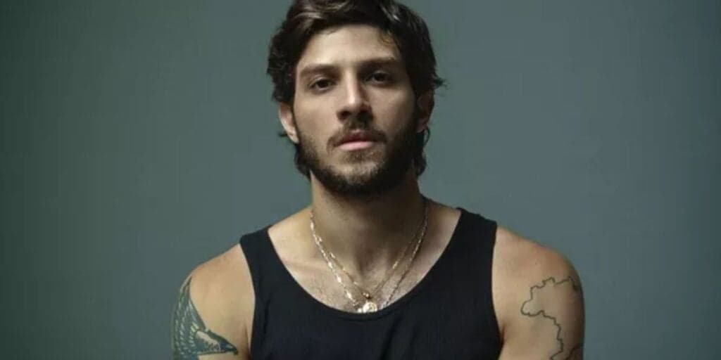 No ar em Travessia, Chay Suede vive relação discreta com estrela da Globo há anos e muitos nem imaginavam