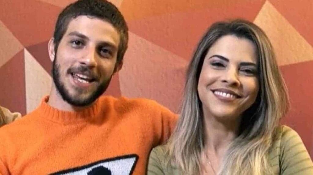 Mãe de Chay Suede, de 50 anos, faz rara aparição com o filho e aparência chocante prova que ela parece a irmã