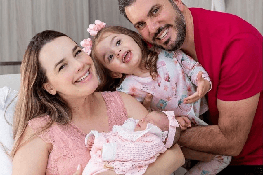 Thaeme ao lado do marido e das filhas (Foto: Reprodução/ Internet) Thaeme ao lado do marido e das filhas (Foto: Reprodução/ Internet)