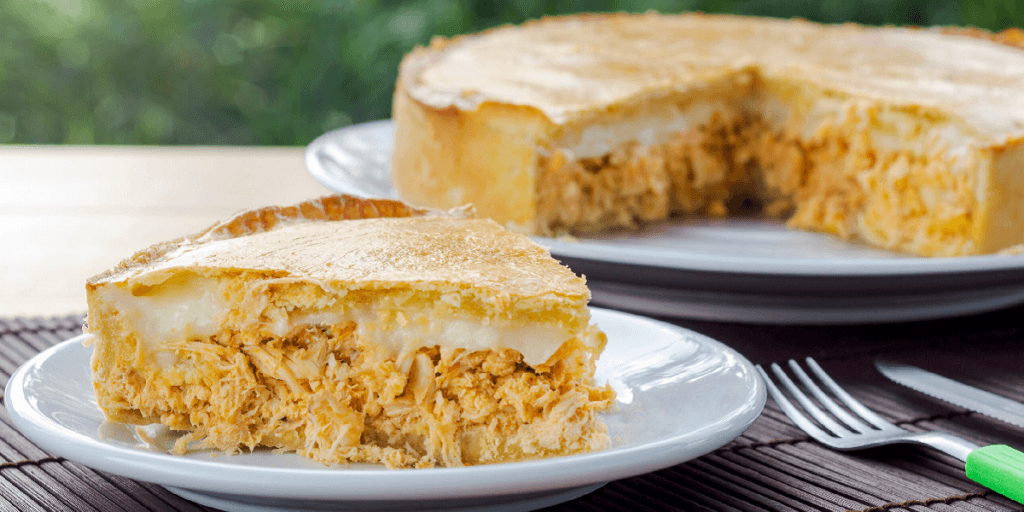 Empadão de frango delicioso mais famosos do Brasil rende 12 porções e é prático de fazer