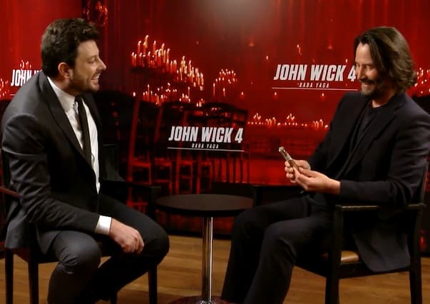 “Não gosto de dizer que uso dublês”, afirma Keanu Reeves no The Noite de hoje