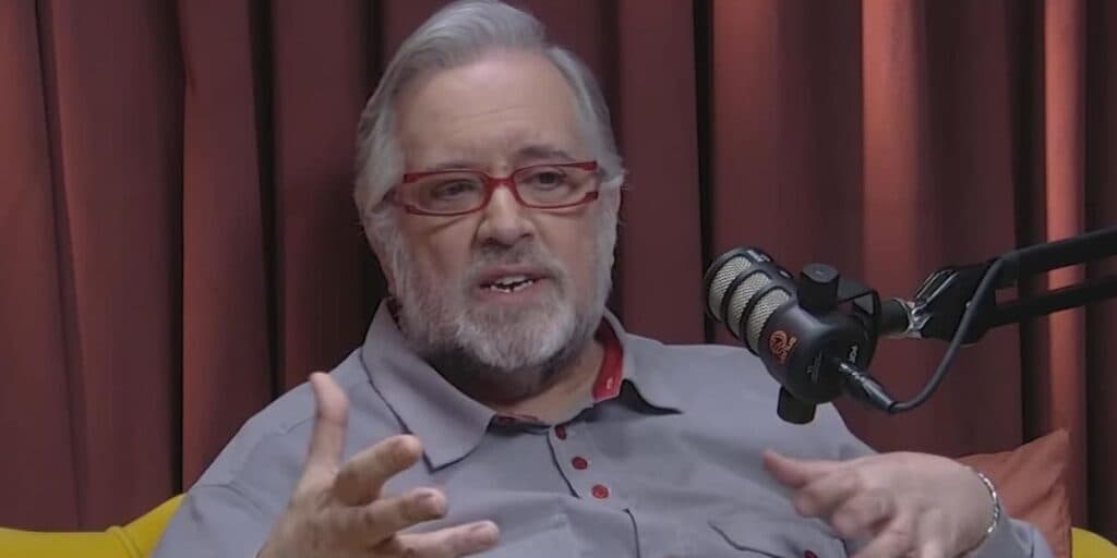 "Bati tanto pensando em você": Leão Lobo confessa masturbação para apresentador famoso do SBT