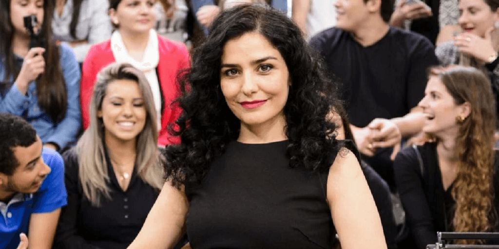Namorando ator famoso da Globo, Letícia Sabatella tem foto divulgada beijando mulher
