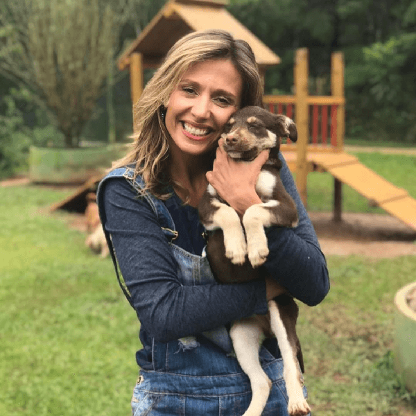 Luisa Mell segurando um de seus cachorros de estimação (Foto: Reprodução/ Instagram)