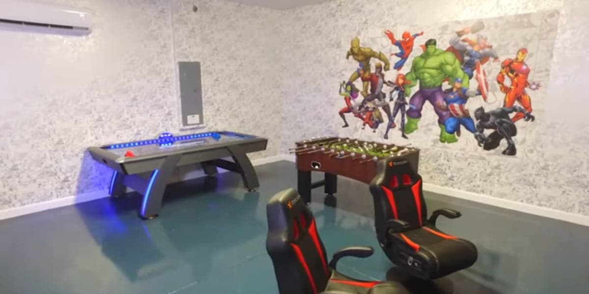 Garagem onde foi feita uma sala de jogos (Reprodução: Youtube/ Jujudicasa) Garagem onde foi feita uma sala de jogos (Reprodução: Youtube/ Jujudicasa)