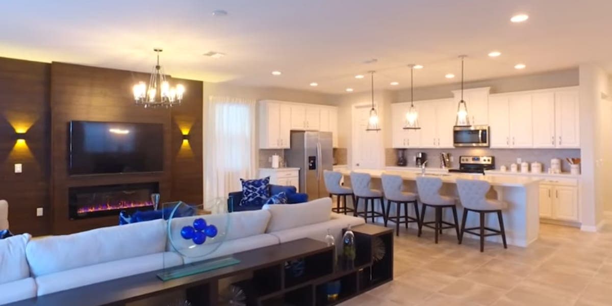 Sala de estar em ambiente integrado com a sala de jantar e cozinha (Reprodução: Youtube/ Jujudicasa) Sala de estar em ambiente integrado com a sala de jantar e cozinha (Reprodução: Youtube/ Jujudicasa)