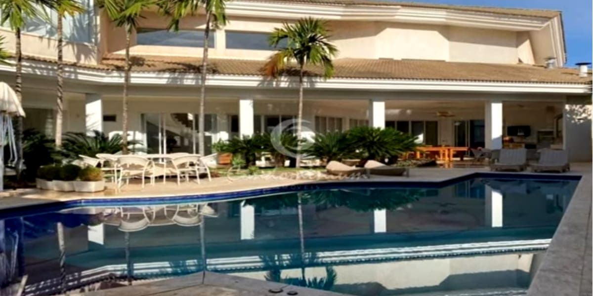 Piscina enorme, junto com a área de lazer (Reprodução: Youtube)