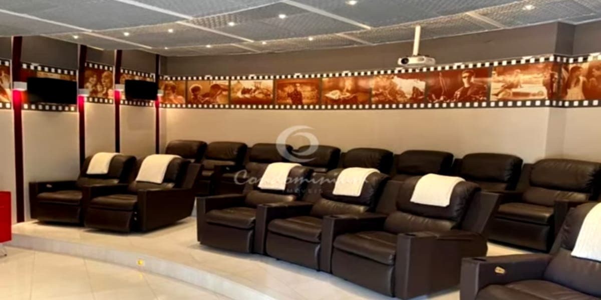 Sala de cinema enorme e aconchegante (Reprodução: Youtube)