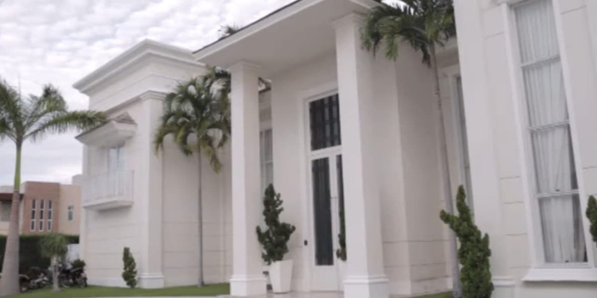 A fachada da mansão parede um verdadeiro palácio (Reprodução: Youtube) A fachada da mansão parede um verdadeiro palácio (Reprodução: Youtube)