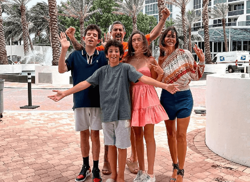 Marcos Mion ao lado da esposa, e dos três filhos (Foto: Reprodução/ Instagram)