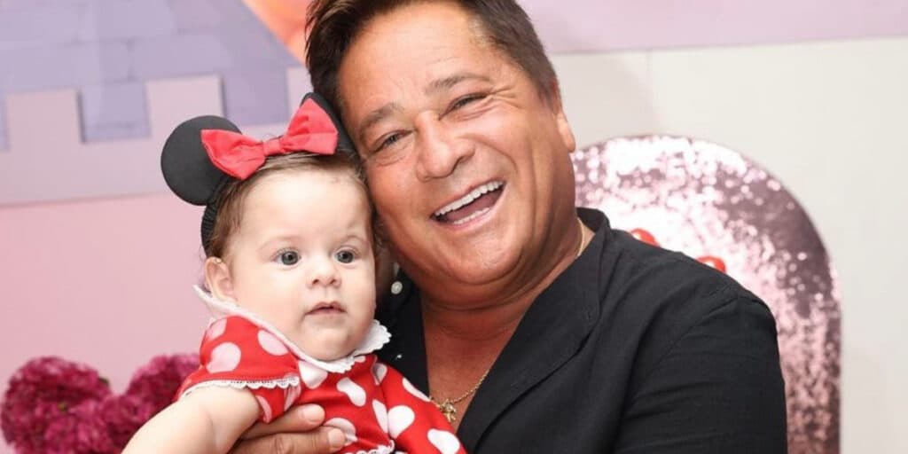 Idêntica ao avô: Leonardo surge com neta no colo e deixa público em choque com semelhança extrema