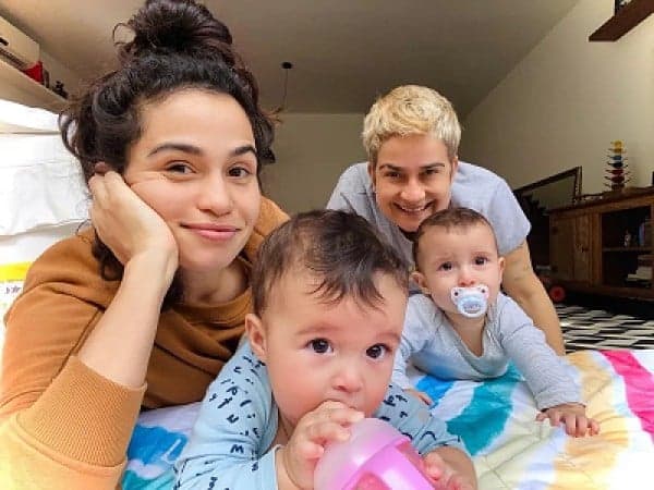 Atriz Nanda Costa ao lado de sua espoa e suas duas filhas  (Foto: Reprodução, Instagram)