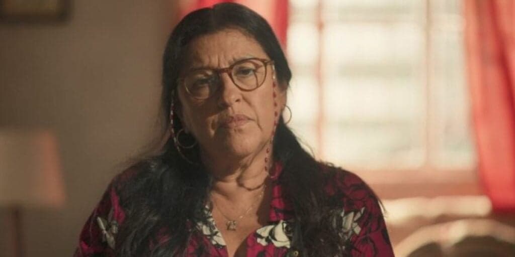 Regina Casé entrega situação com funcionário e assume susto com o que ouviu dele: "Aquele homem"