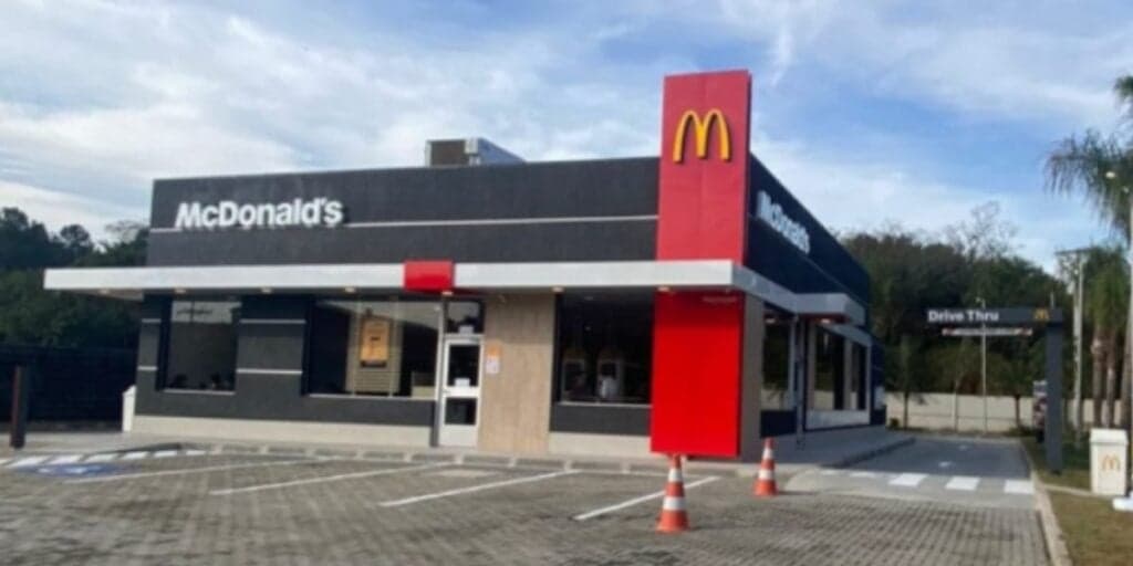 McDonald's crava cartaz com anúncio ao lado de local para cremar pessoas mortas e revolta: "Aqui para ficar"