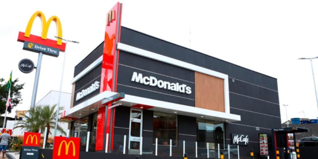 A decisão chocante e drástica do McDonald’s de apagar todas as fachadas de seus restaurantes