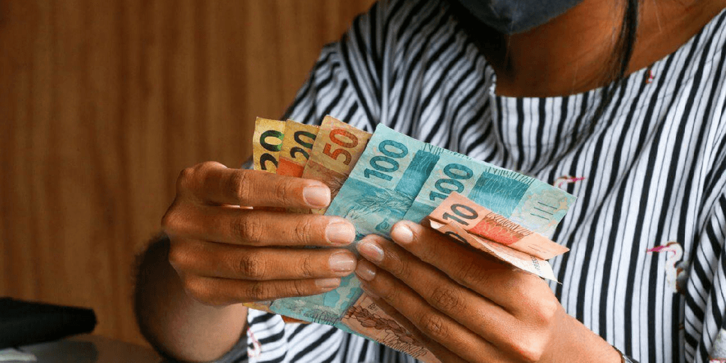 Trabalhadores vão ganhar um salário extra agora em abril e valor é divulgado