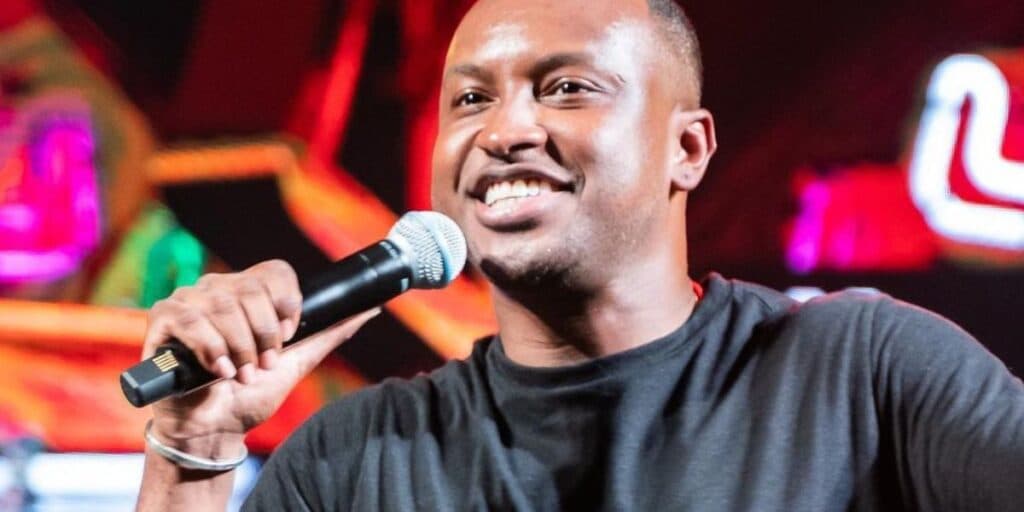Thiaguinho está afastado dos palcos, não está realizando shows e agora já descobrimos o porquê