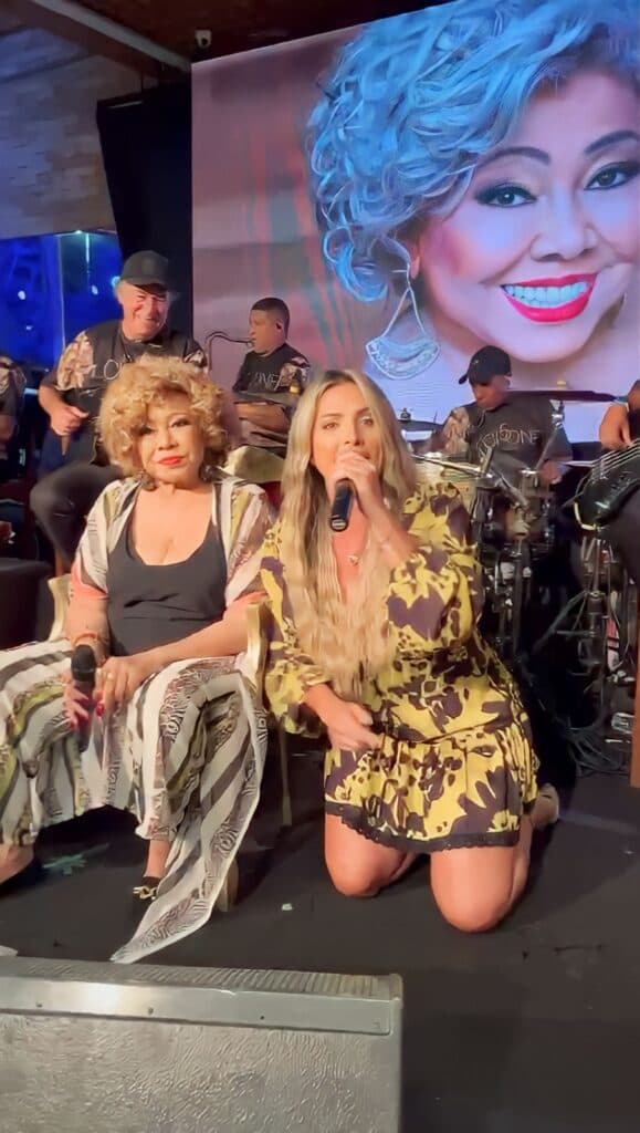 Yara Vellasco canta com Alcione e recebe elogio da cantora