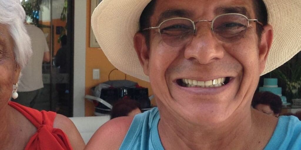 Zeca Pagodinho surge ao lado da mãe, que ninguém sabia, faz pedido e prova que ela é idêntica a ele