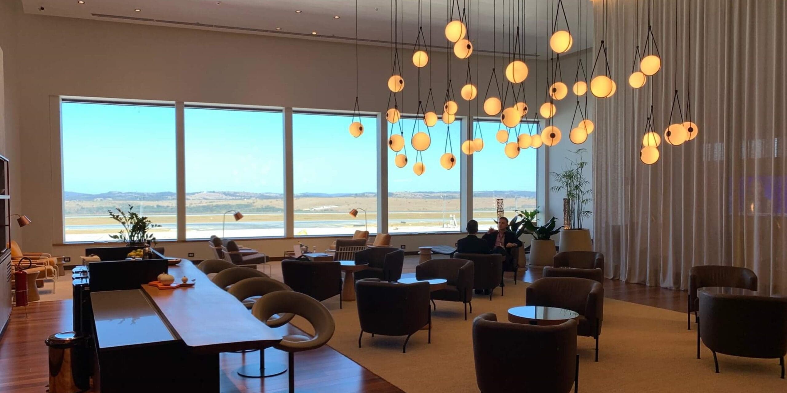 Aeroportos contam com sala VIP para clientes aguardarem o voo (Foto: Reprodução/Internet)