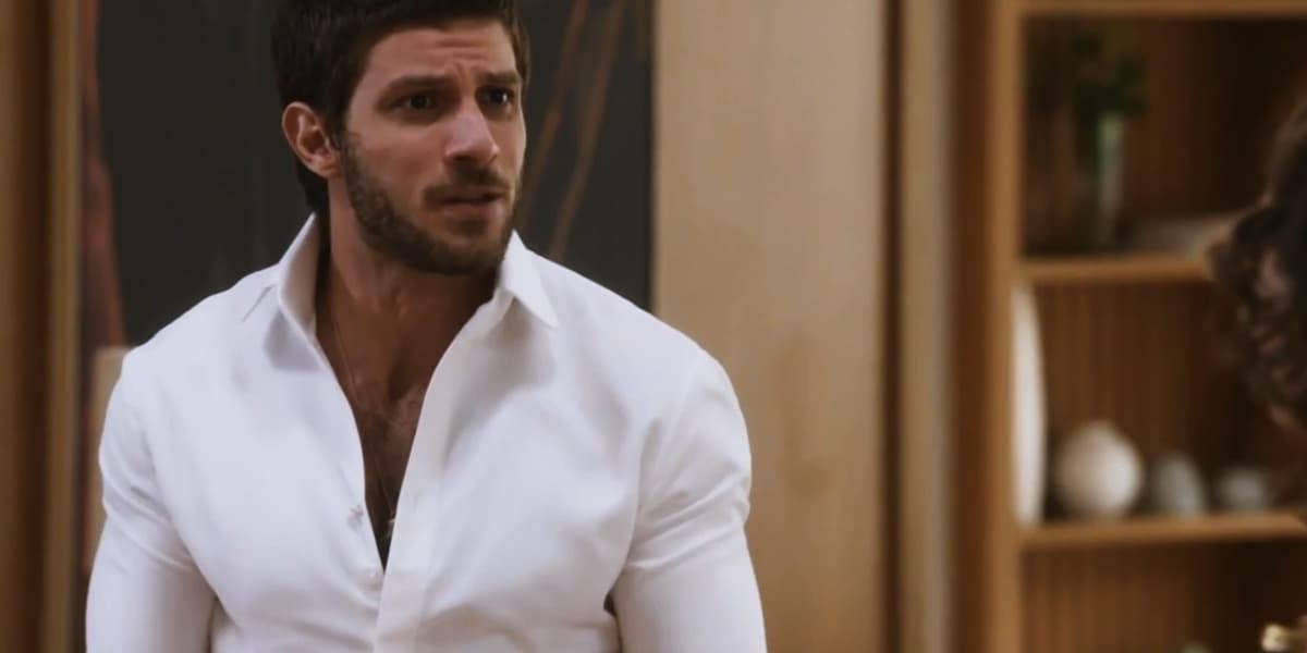 Ari em cena da novela Travessia com camisa social branca