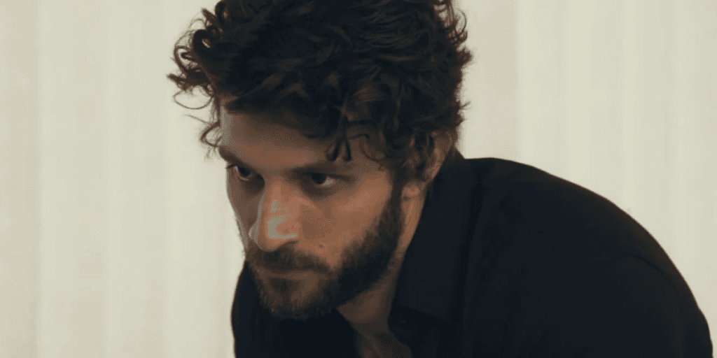 Travessia: Ari assume posto de vilão, surge com visual irreconhecível e enfrenta Guerra