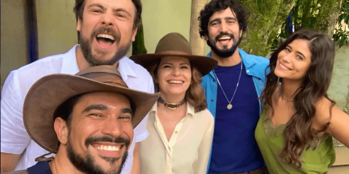 Matteus Cardoso ao lado de Serio Guizé, Débora Bloch, Renato Góes e Isadora Cruz, da Novela da Globo Mar do Sertão (Foto: Reprodução, Instagram) Matteus Cardoso ao lado de Serio Guizé, Débora Bloch, Renato Góes e Isadora Cruz, da Novela da Globo Mar do Sertão (Foto: Reprodução, Instagram)