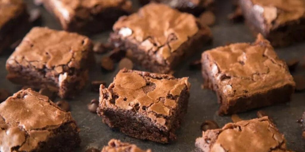 Brownie de chocolate cremoso que derrete na boca, muito fácil de fazer e com apenas 5 ingredientes