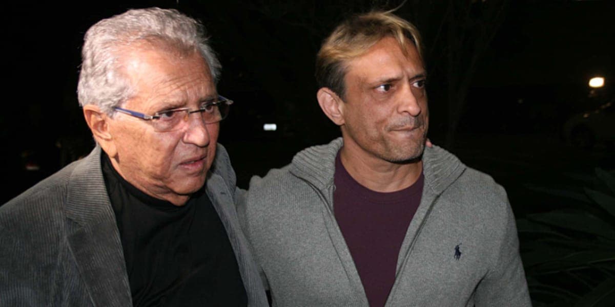 Carlos Alberto e seu filho, Marcelo, no banco mais famoso do Brasil (Reprodução: Praça É Nossa/ SBT)