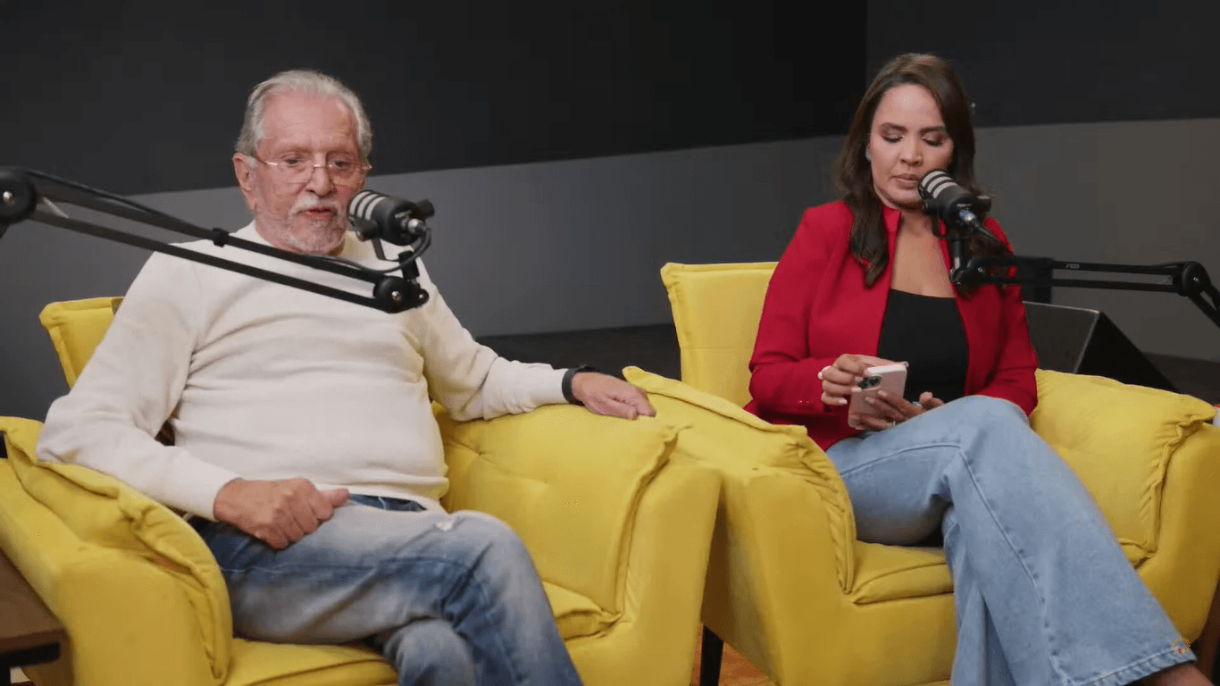 Carlos Alberto e Renata Domingues no podcast 'O Pod É Nosso' - Foto: Reprodução/You Tube