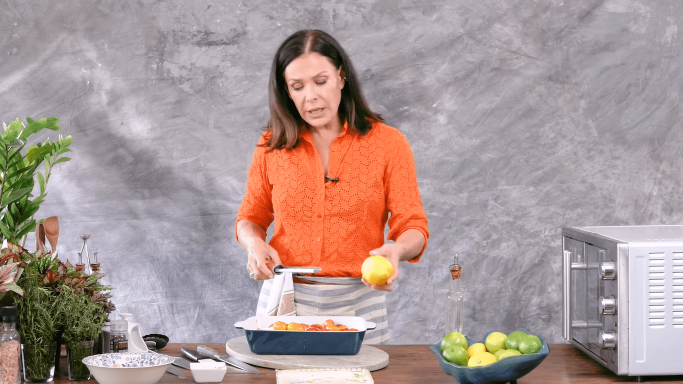 Carolina Ferraz preparando um Macarrão com Queijo Feta - Foto: Reprodução/YouTube