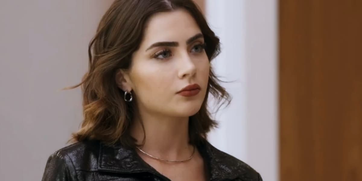 Chiara em cena da novela Travessia usando jaqueta preta e colar de ouro amarelo Chiara em cena da novela Travessia usando jaqueta preta e colar de ouro amarelo