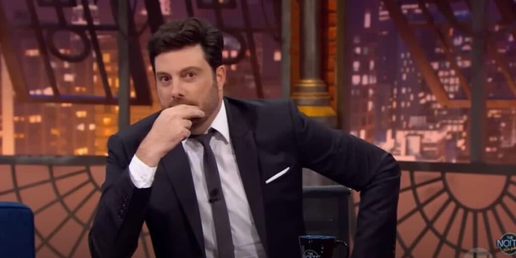 Danilo Gentili surge estarrecido no The Noite ao receber previsão de morte: "Eu não estou com cabeça"