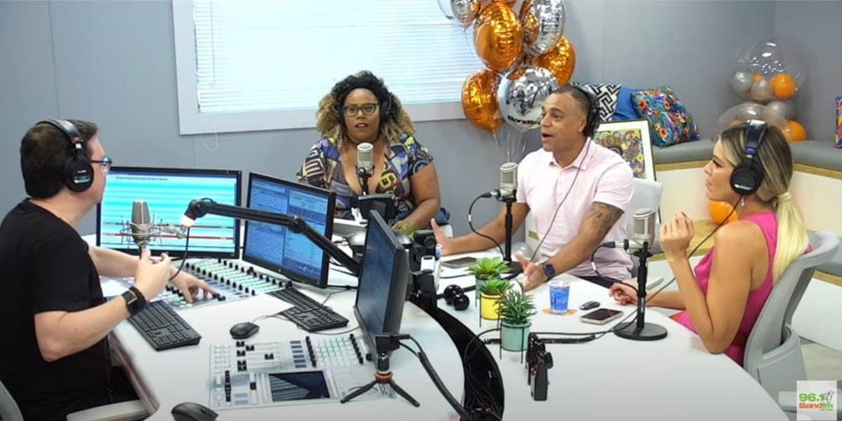 Renata Fan e Denílson foram convidados na Band FM, na semana de estreia do estúdio digital (Reprodução: Youtube)