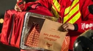 Entregador da plataforma de delivery mais famosa do Brasil (Foto: Reprodução / Internet)