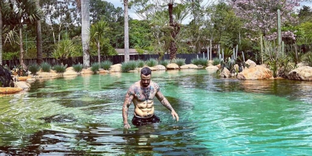 Lago artificial, sauna de vidro e no meio do mato: Felipe Titto exibe sua mega mansão