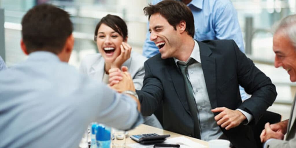O lugar onde se trabalha menos de 6 horas por dia, ganha mais de R$17 mil e você precisa conhecer