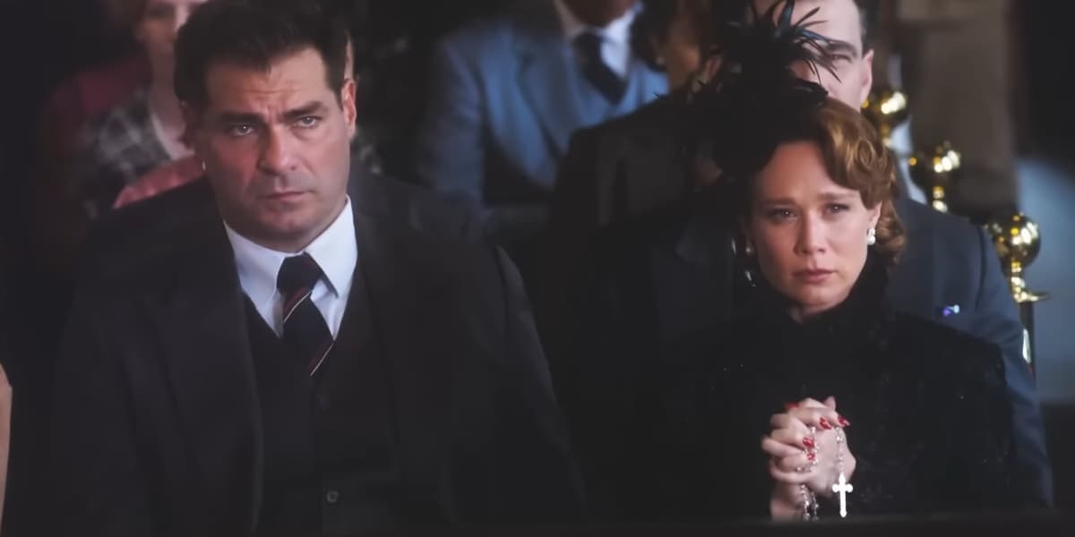 Gaspar e Gilda sentados e usando roupas pretas em Amor Perfeito Gaspar e Gilda sentados e usando roupas pretas em Amor Perfeito