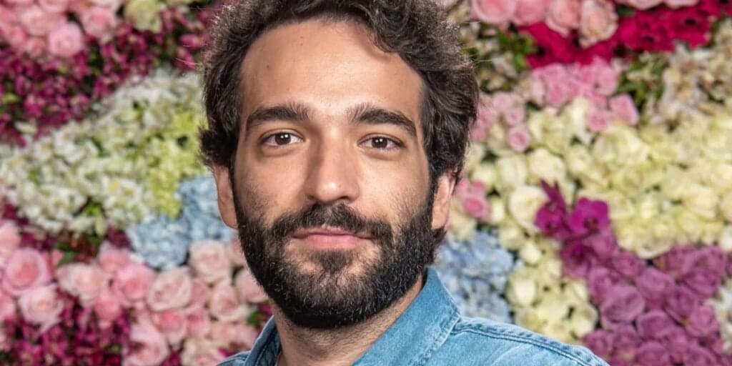 Humberto Carrão fala de uma vez sobre boatos de ser gay e esclarece: "Ligaram pros meus pais"