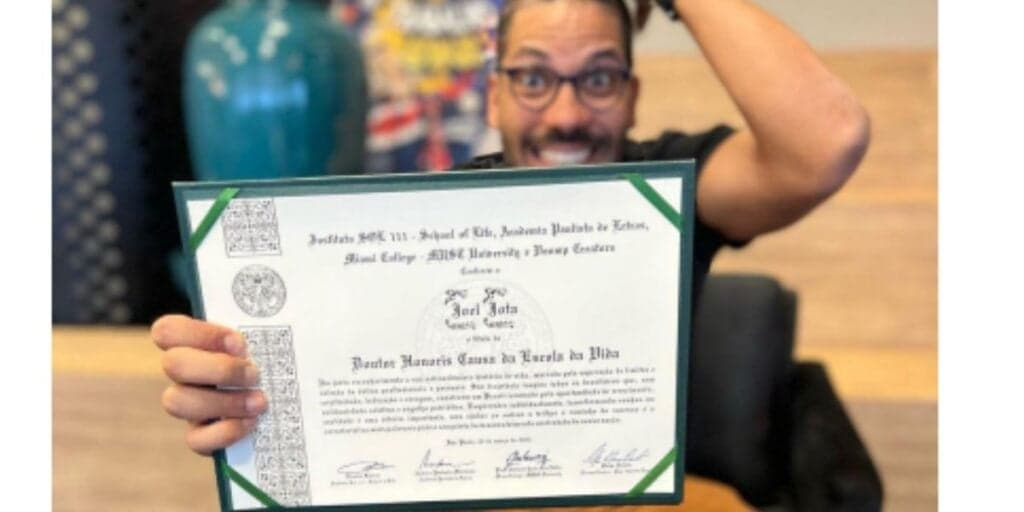 Joel Jota recebe o título de Doutor Honoris Causa