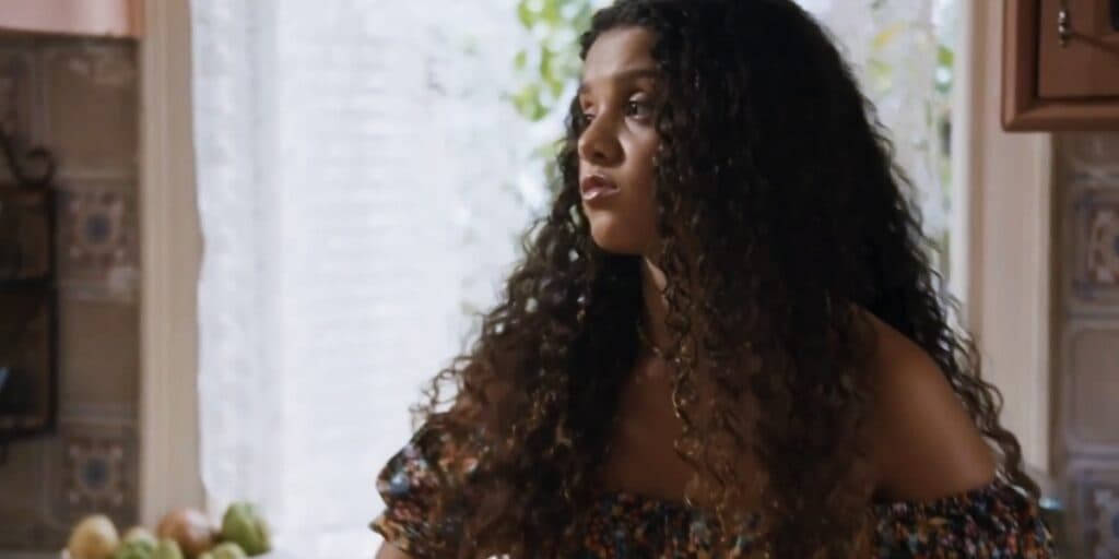Travessia - Karina acata ordem perversa de pedófilo para não ter fotos íntimas vazadas, mas o pior acontece