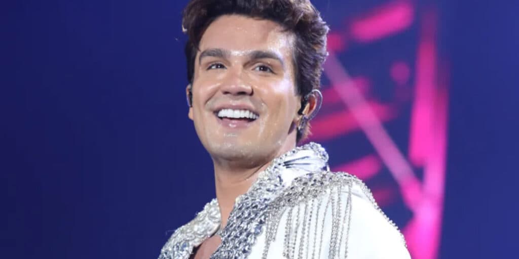 CAPA DA XUXA: Luan Santana é detonado por escolha de figurino em gravação de DVD