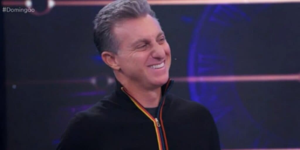 Luciano Huck acerta com Máquina do Tempo e faz mudança sozinho nos domingos da TV aberta