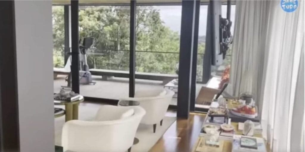 Sala de estar enorme com poltronas (Reprodução: Youtube) Sala de estar enorme com poltronas (Reprodução: Youtube)