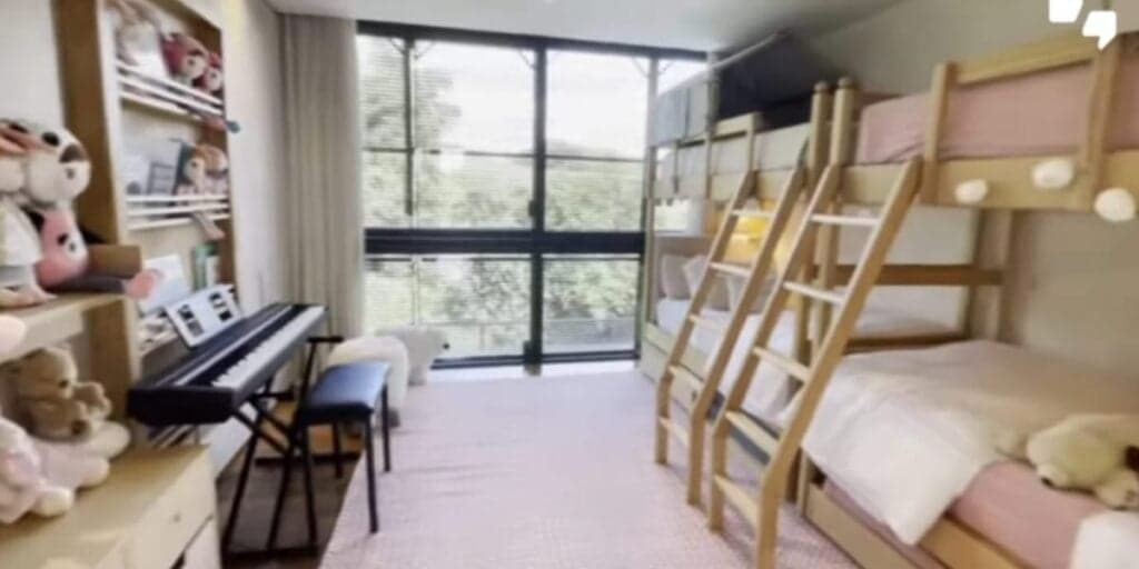 Quarto com casa beliche e uma bela vista (Reprodução: Youtube) Quarto com casa beliche e uma bela vista (Reprodução: Youtube)